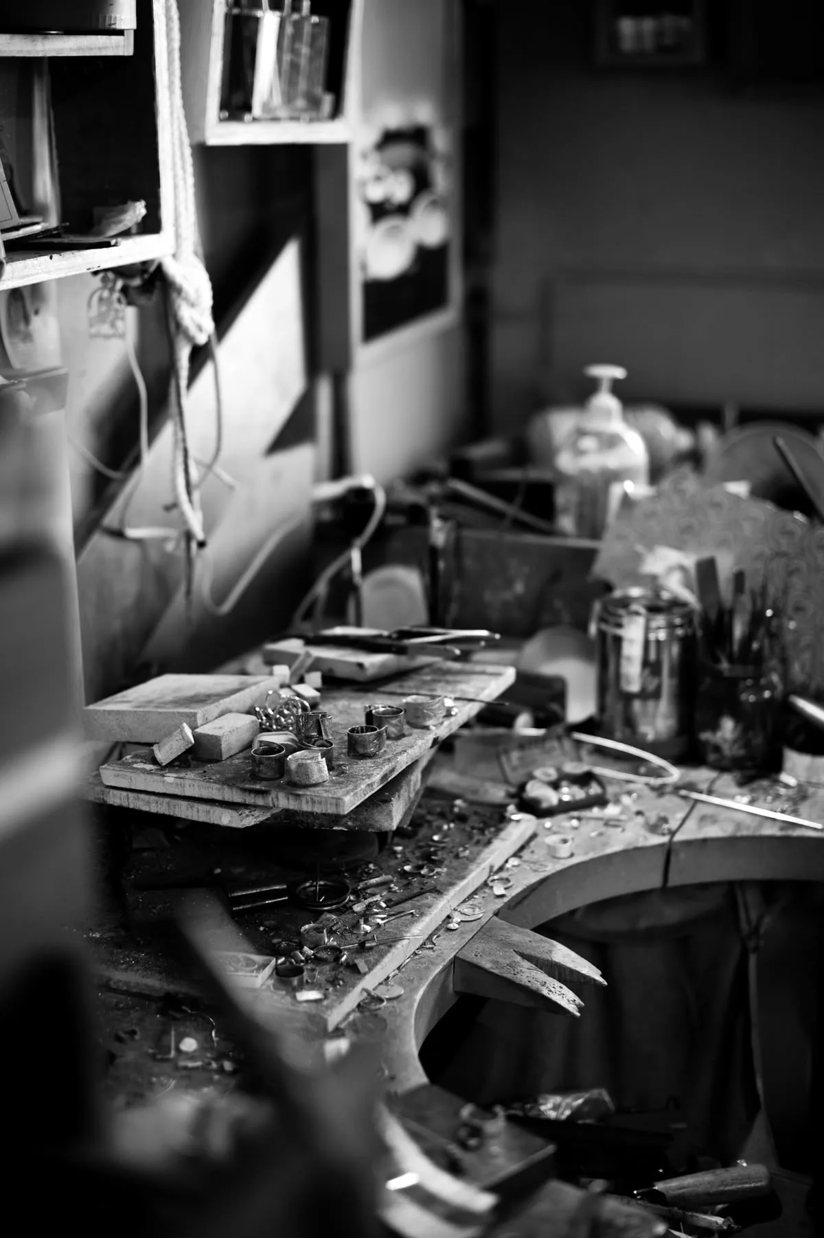 Banco de trabajo del taller de Fotograbados B&C con herramientas de orfebrería