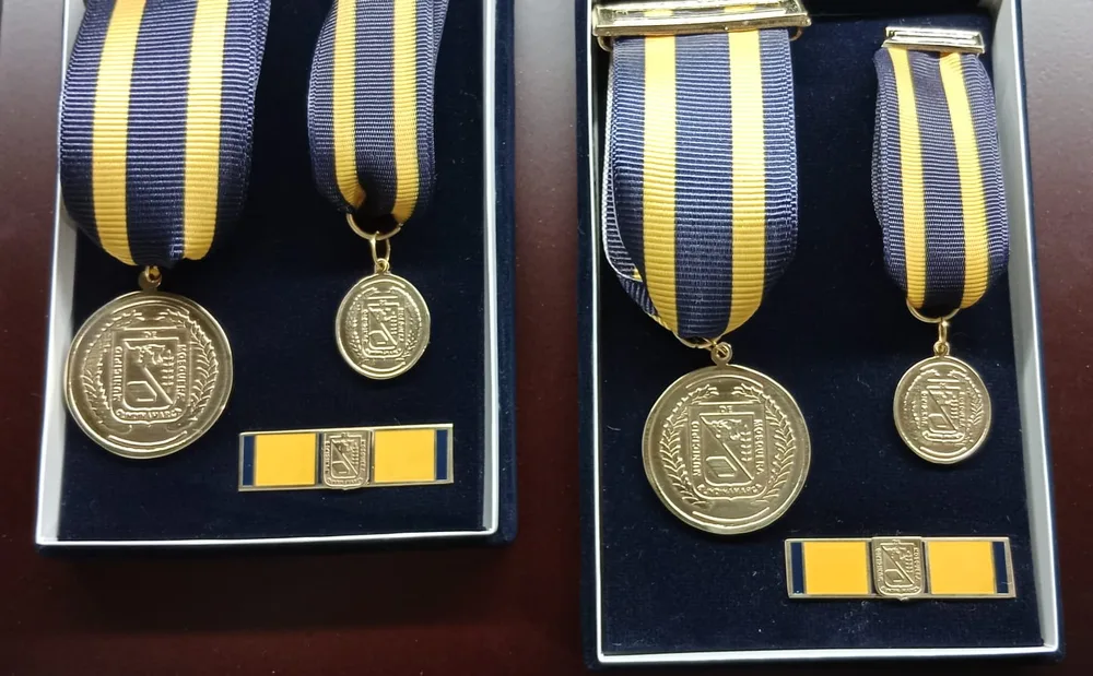 Par de medallas de condecoración municipal con cinta y broche, en estuche