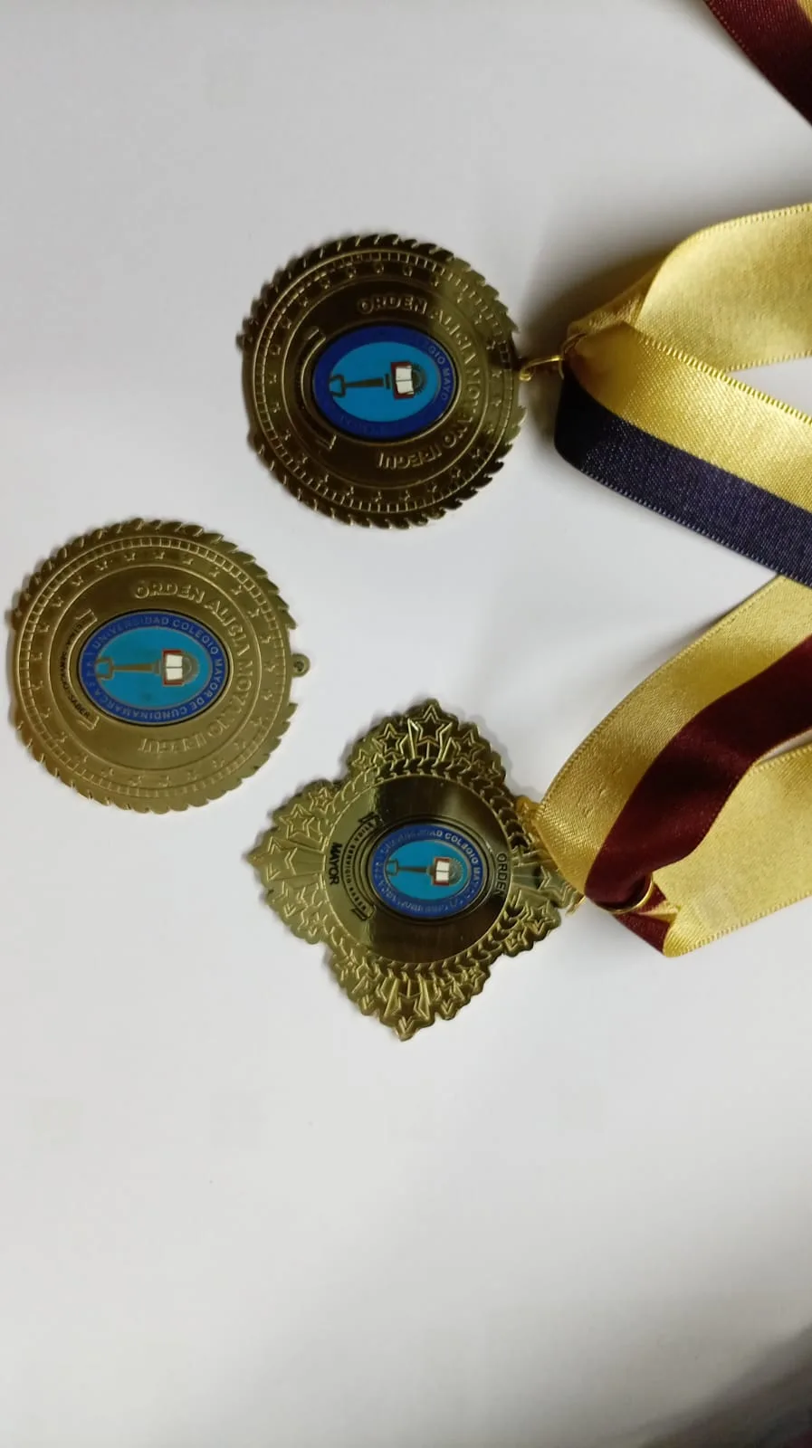 Medallas Orden Alicia Moyano Irégui para reconocimiento universitario
