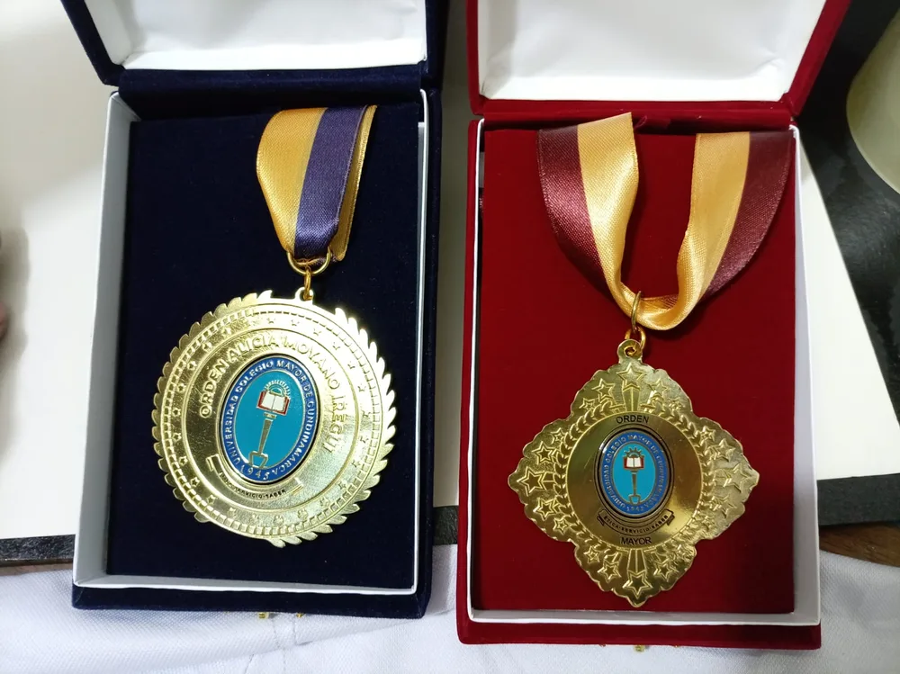 Medallas Orden Alicia Moyano en estuche, presentación redonda y tipo estrella