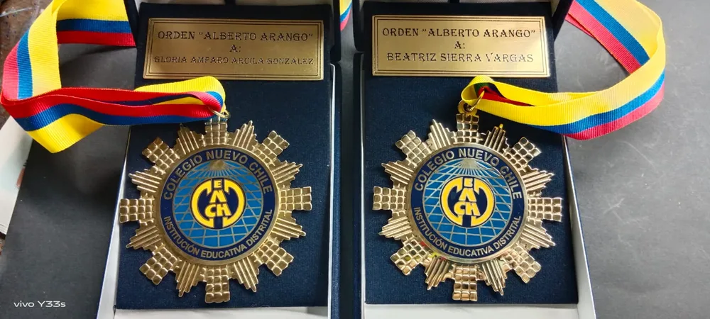 Medallas Orden Alberto Arango con placa grabada, Colegio Nuevo Chile