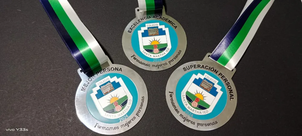 Medallas plateadas de reconocimiento académico, colegio Santa Martha IED