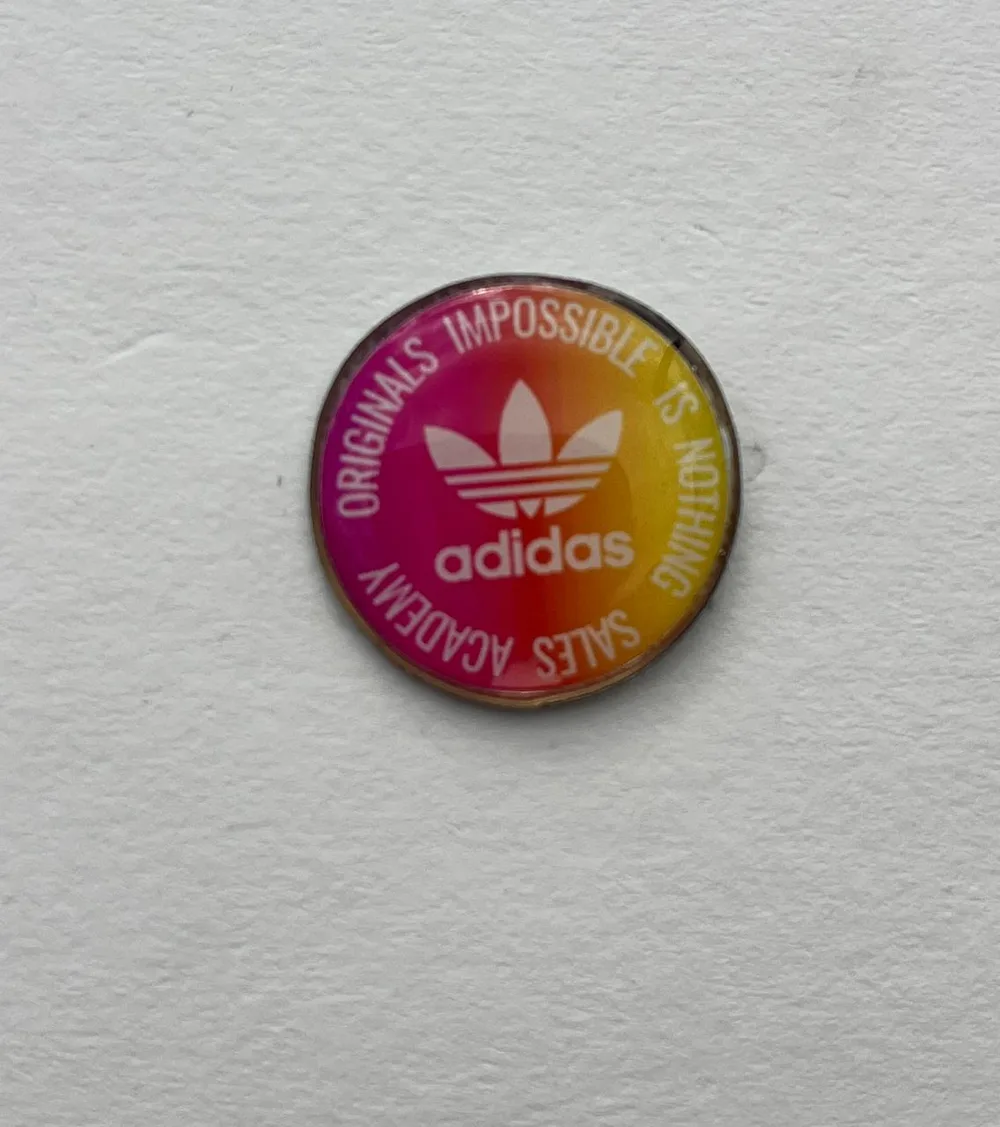 Pin Adidas Sales Academy con degradado de color