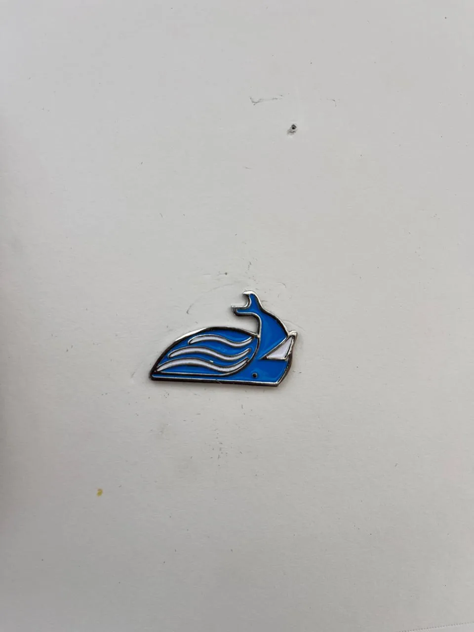 Pin metálico de ballena azul personalizado
