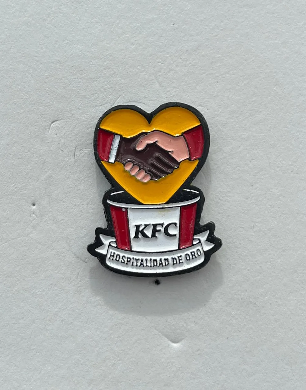 Pin KFC Hospitalidad de Oro con manos estrechadas