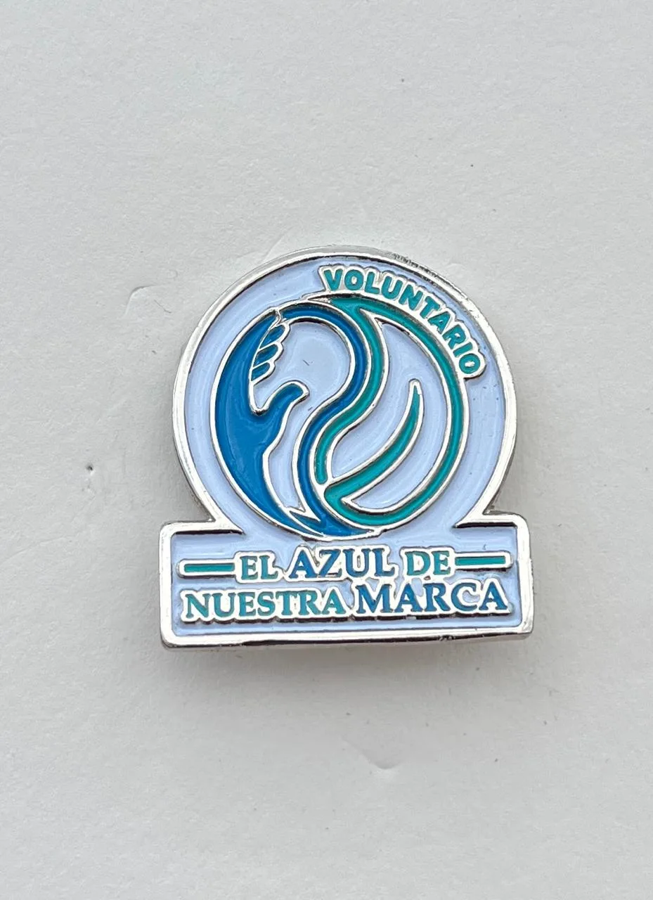 Pin "El azul de nuestra marca" para programa de voluntariado