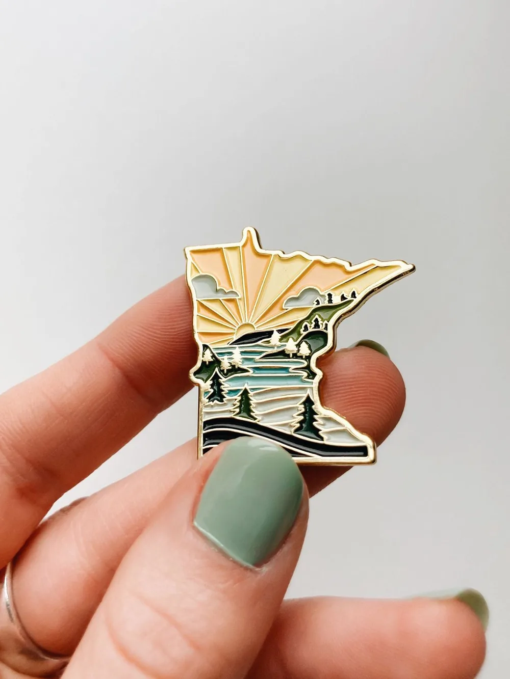 Pin fundido con paisaje detallado en relieve y varios colores