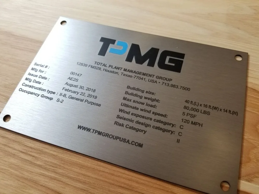 Placa industrial en metal grabado con ficha técnica de equipo