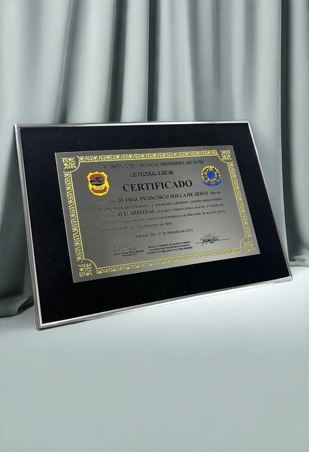 Placa institucional enmarcada tipo certificado